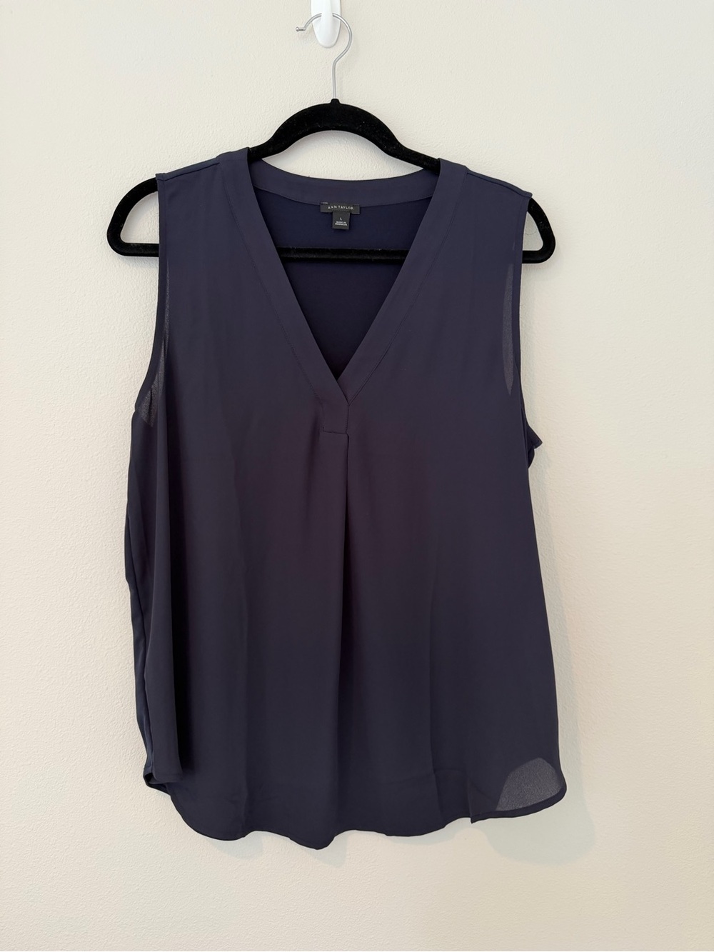 Ann Taylor Navy V-Neck Sleeveless Shell Top